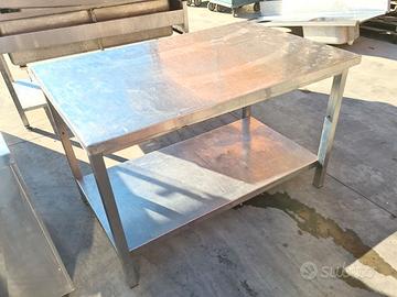 tavolo in acciaio a un ripiano usato