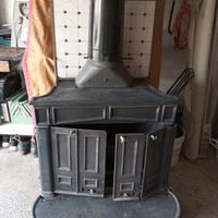 vecchia stufa caminetto in ghisa