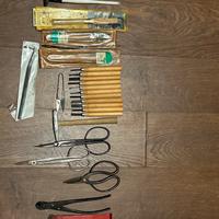 Bonsai attrezzi vari e vasi di piccole e medie dim