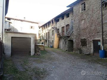 Stalla, fienile e box antistante a Cà Barri