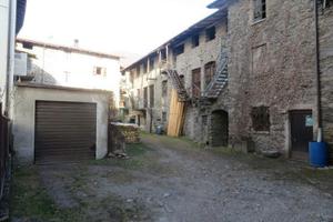 Stalla, fienile e box antistante a Cà Barri