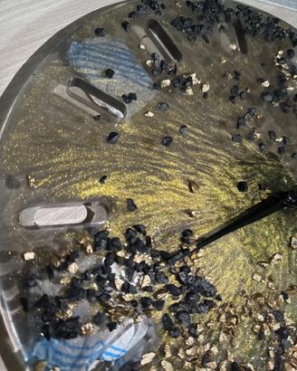 Orologio in resina grigio trasparente e oro