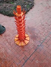 Scolabottiglie da 81 posti con ampia base raccogli