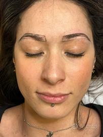 Modella microblading