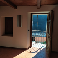 Casetta a Strona (Valstrona) su strada principale