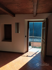 Casetta a Strona (Valstrona) su strada principale