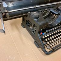 Macchina per scrivere Olivetti M40