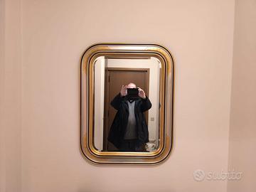 Specchio con cornice dorata