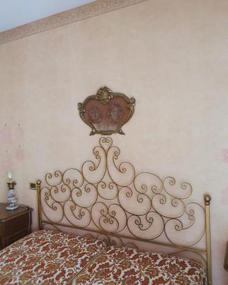 Letto matrimoniale in ferro dorato  con doga