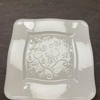 Piatto di porcellana bianca