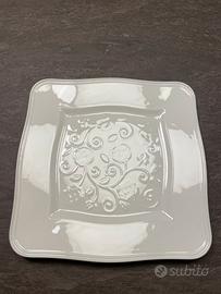 Piatto di porcellana bianca