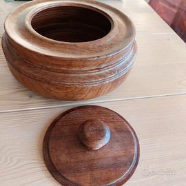 Contenitore in legno tornito a mano
