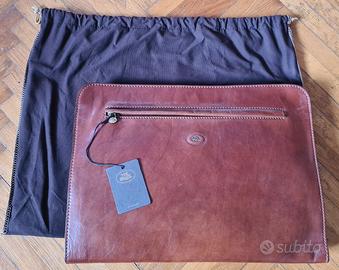 The Bridge. Portadocumenti sottobraccio