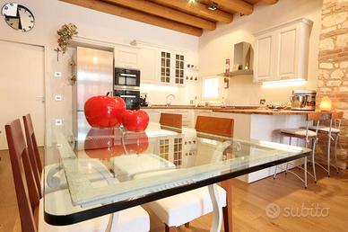Rustico / Casale di 232 m² con 4 locali e box auto