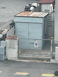 Container con finestra laterale