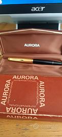 Iconica penna aurora