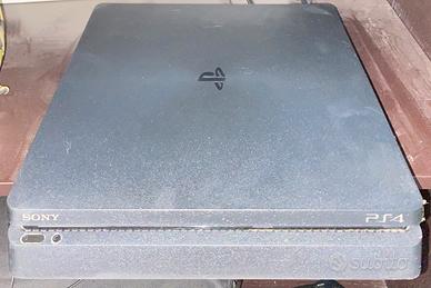 PlayStation 4 con joystick, giochi e cuffie