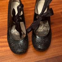 Scarpe nere con paillettes e lacci