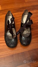 Scarpe nere con paillettes e lacci