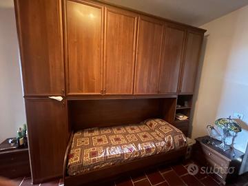 armadio in legno con letto.