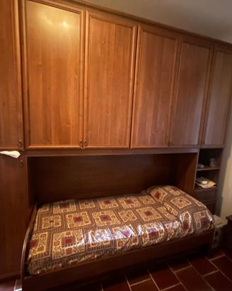 armadio in legno con letto.