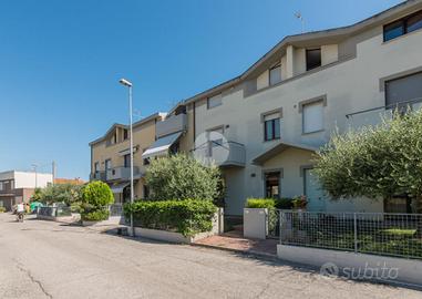 VILLA A SCHIERA A CARTOCETO