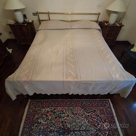 Copriletto ricamato a mano