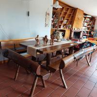 Tavolo artigianale in legno massello con panche