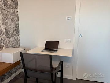 Scrivania a muro pieghevole per smart working