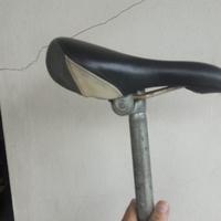 Sella per bicicletta completa di tubo