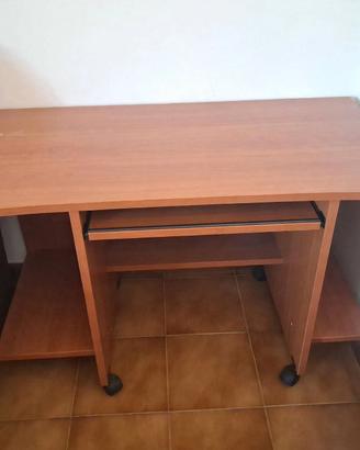 scrivania in legno con rotelle, piano estraibile