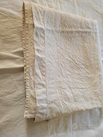 lenzuolo in tela antica, canapa, rifinito a mano. 