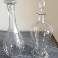 Due bottiglie vintage di vetro, tappi in vetro