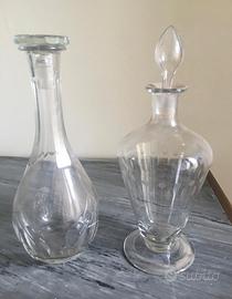 Due bottiglie vintage di vetro, tappi in vetro