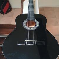 chitarra nuova con portachitarra e capotasto