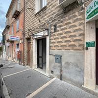 Locale commerciale-25 mq con vetrina fronte strada
