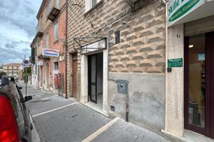 Locale commerciale-25 mq con vetrina fronte strada