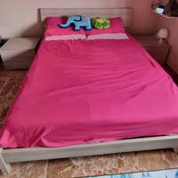 Letto matrimoniale con comodini