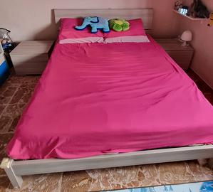 Letto matrimoniale con comodini