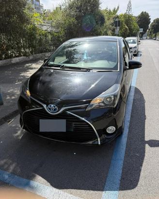 Toyota Yaris Hybrid 1.5 Active nera 2016