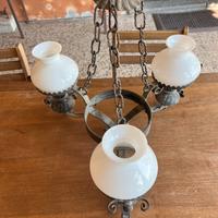 Lampadario vintage in ferro battuto e vetro opaco