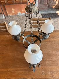 Lampadario vintage in ferro battuto e vetro opaco