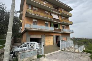 Appartamento di 177 m² con 5 locali e box auto a V