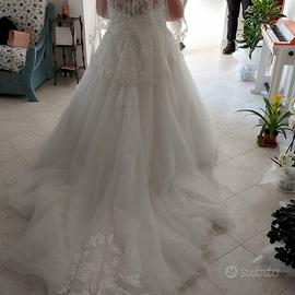 abito da sposa principesco con strascico lungo