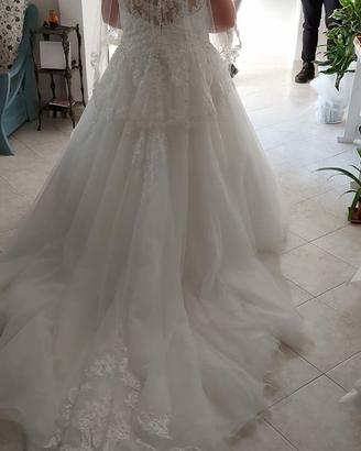 abito da sposa principesco con strascico lungo