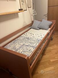 Letto elettrico da degenza per anziani e disabili