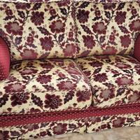 2 divani in velluto damascati bordeaux e dorati