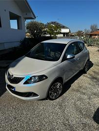 Lancia Ypsilon versione platinum benzina