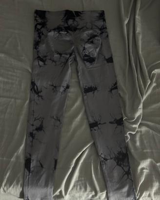 Leggins grigi con fantasia nera palestra