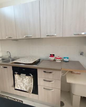 Cucina co fornello e forno con tre anni di vita